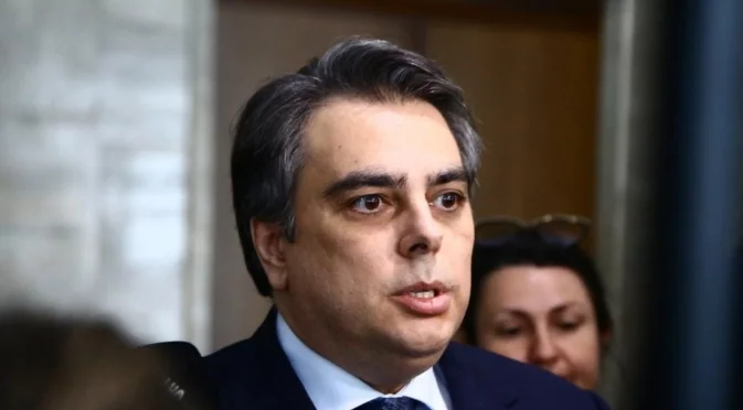 Съдът отвори вратичка за нов фронт срещу Асен Василев по дело за милиони