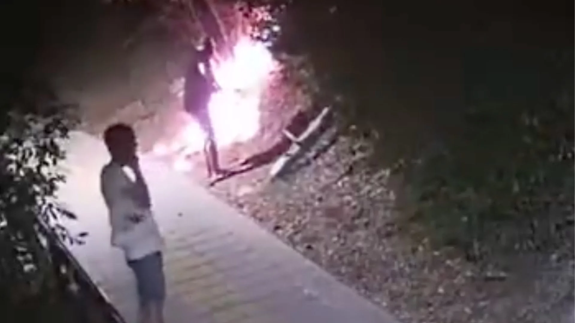 Оставиха зад решетките мъжа, обвинен в тероризъм заради палеж (ВИДЕО)