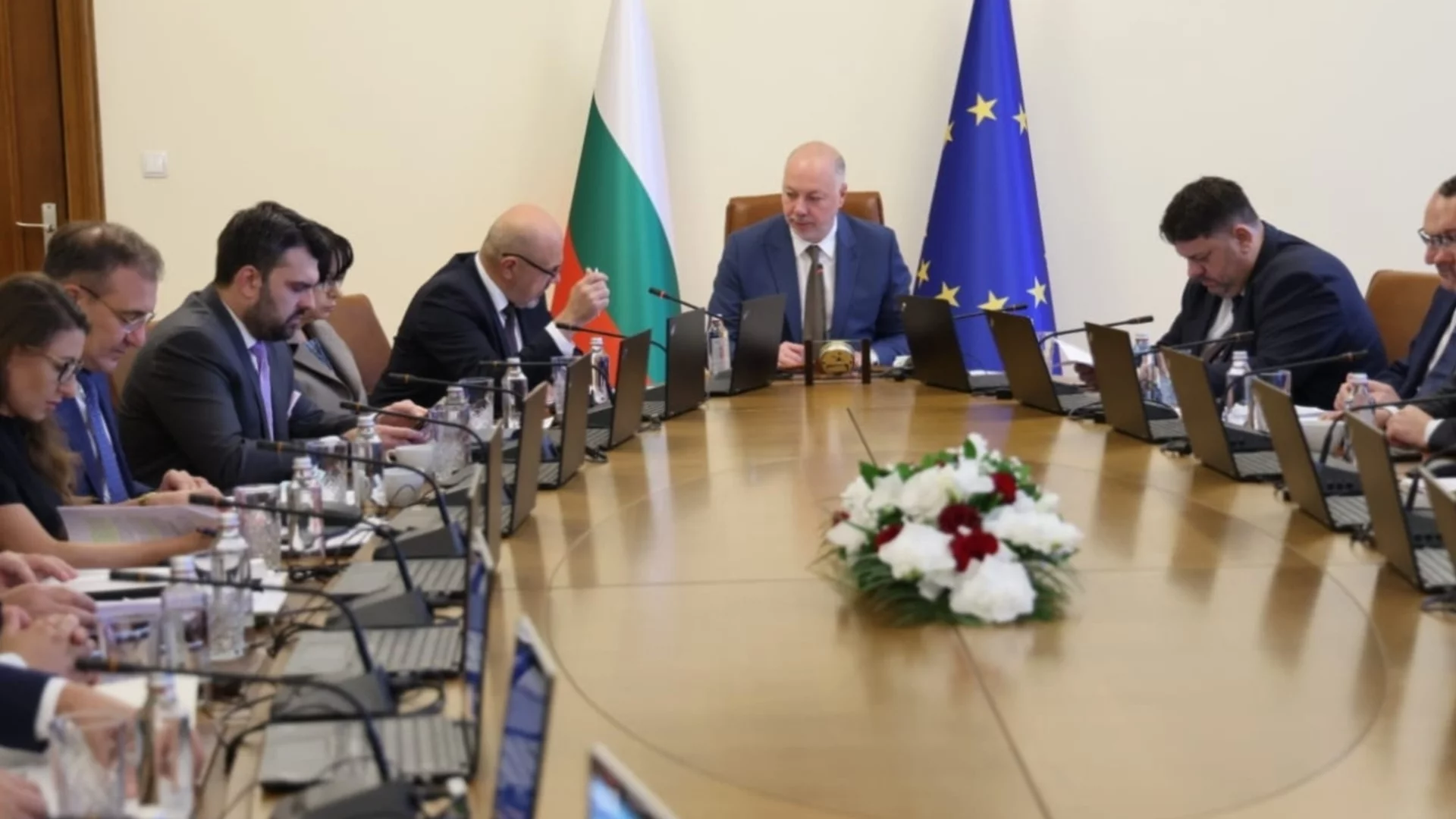 Правителството с остра критика срещу нападките на президента