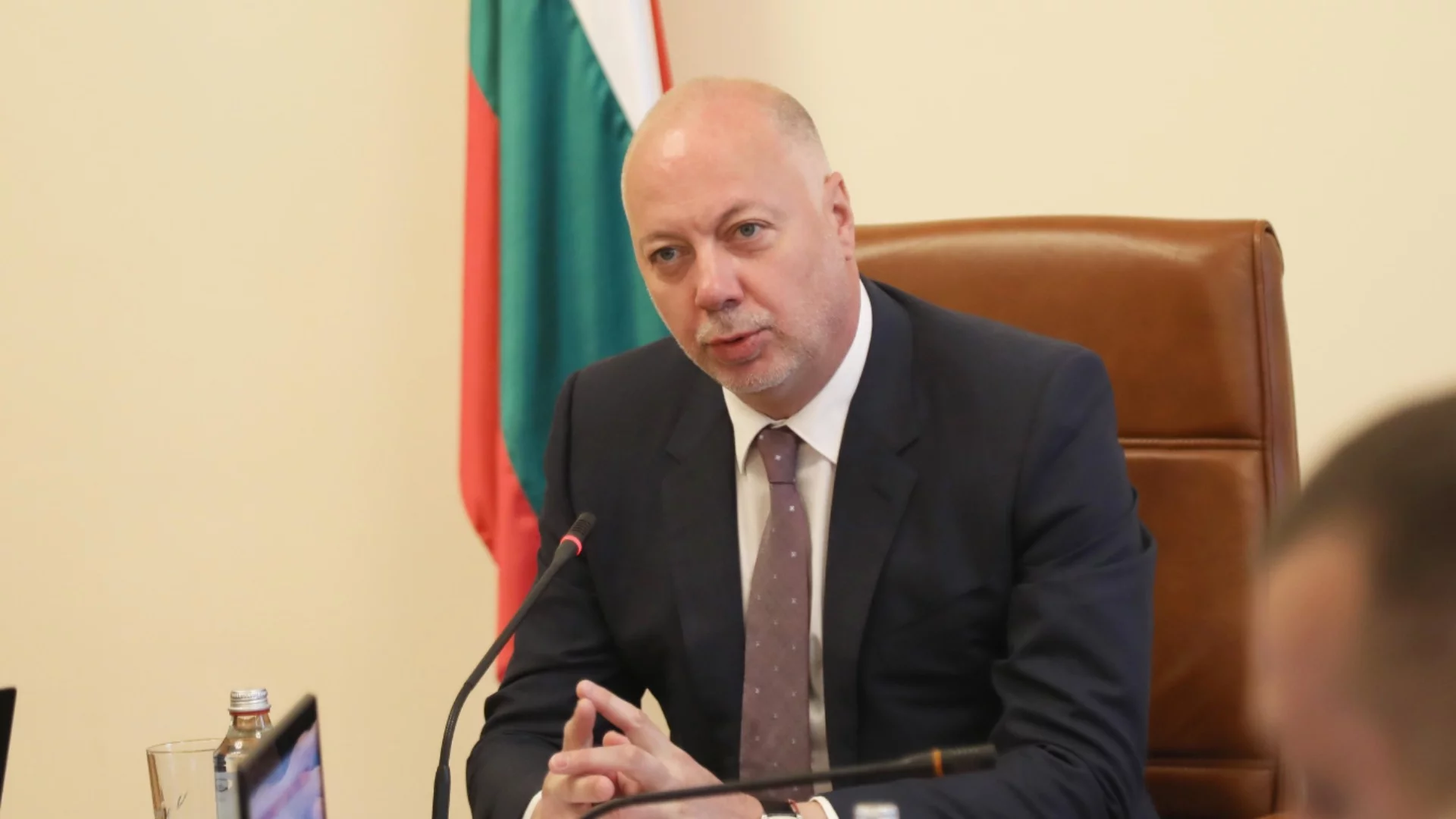 Продажба на държавни имоти въпреки обещанието, разкрития за сделки в София и Шуменско