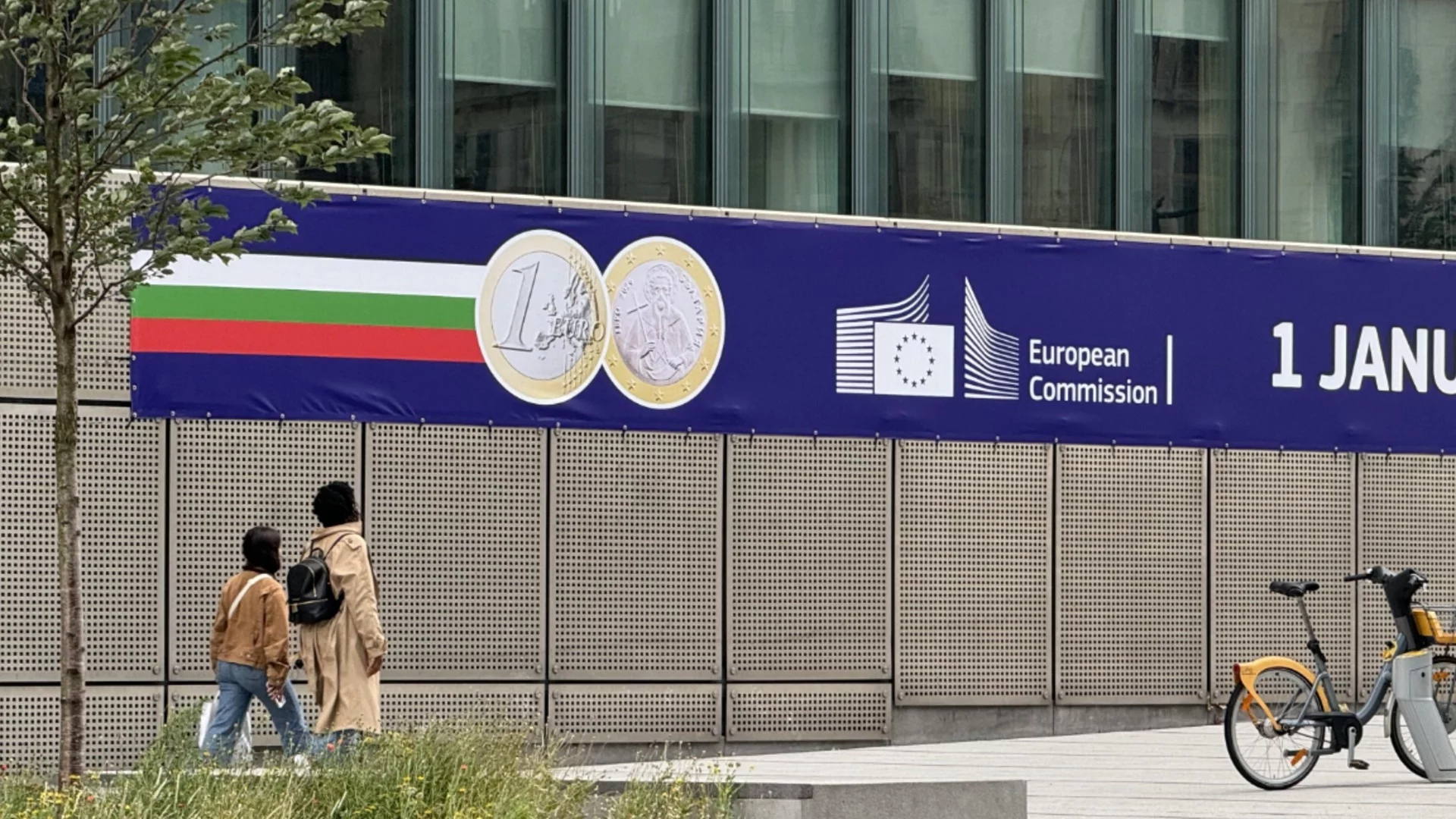 Подкрепата за еврозоната си пробива път: Ключовите месеци и страховете на българите