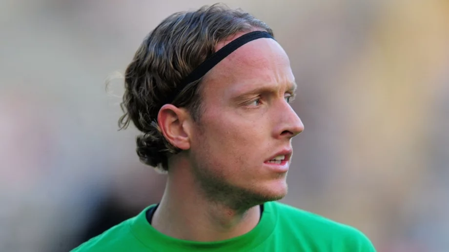 Делеше събекалнята с едни от най-големите звезди във футбола, сега ще дели килията...