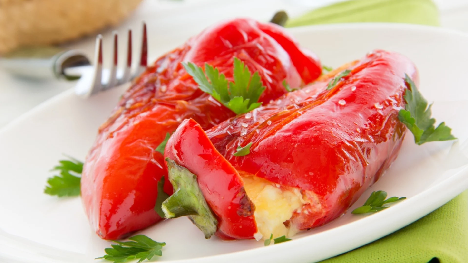 Как да приготвим най-вкусните пълнени чушки с яйце и сирене