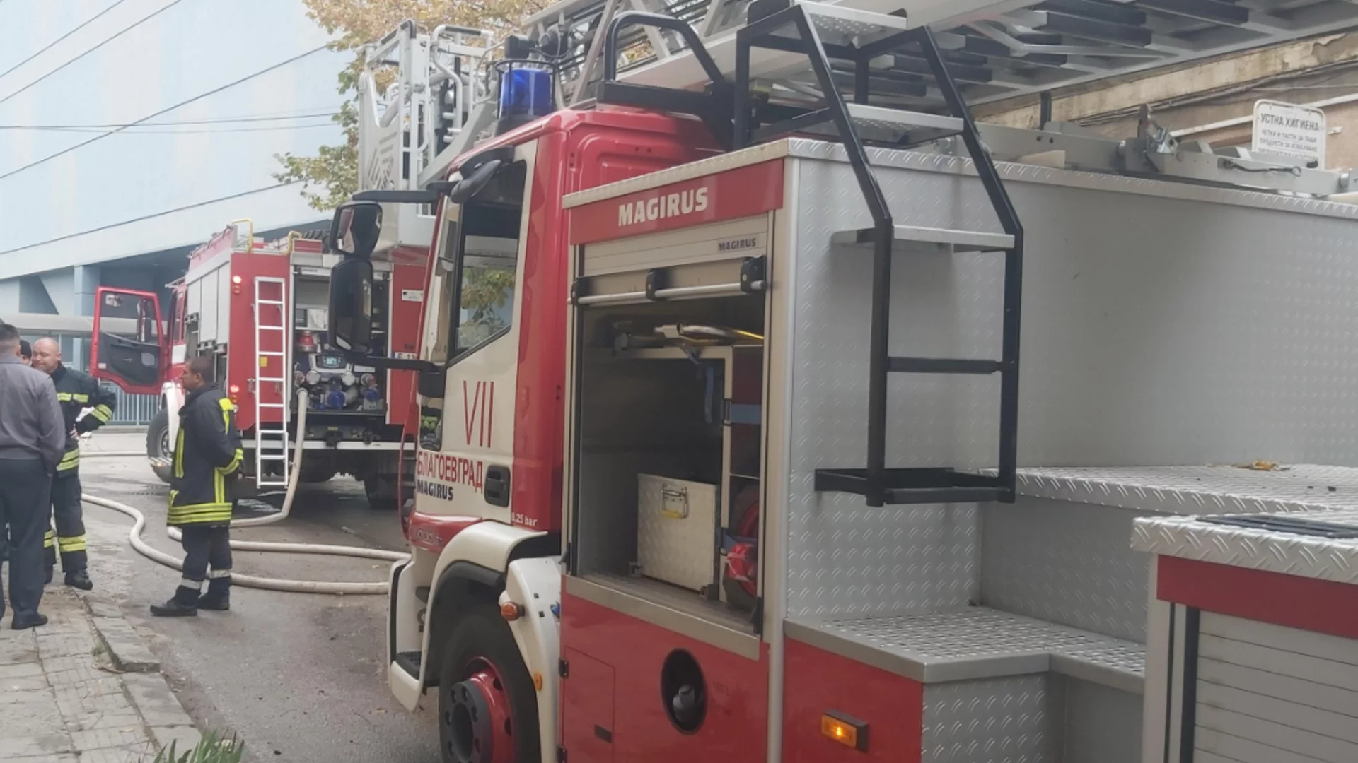 Влезли да видят има ли някой: Горящ покрив за малко да затрупа полицаи
