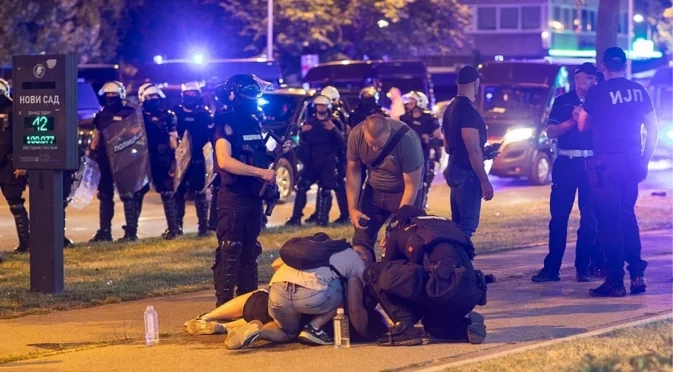"Вече нямаме държава": Нови протести срещу Вучич в Сърбия, огромно напрежение в Нови Сад (ВИДЕО)