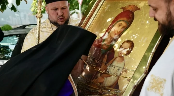 В Казанлък посрещнаха чудотворната икона на Пресвета Богородица Скоропослушница