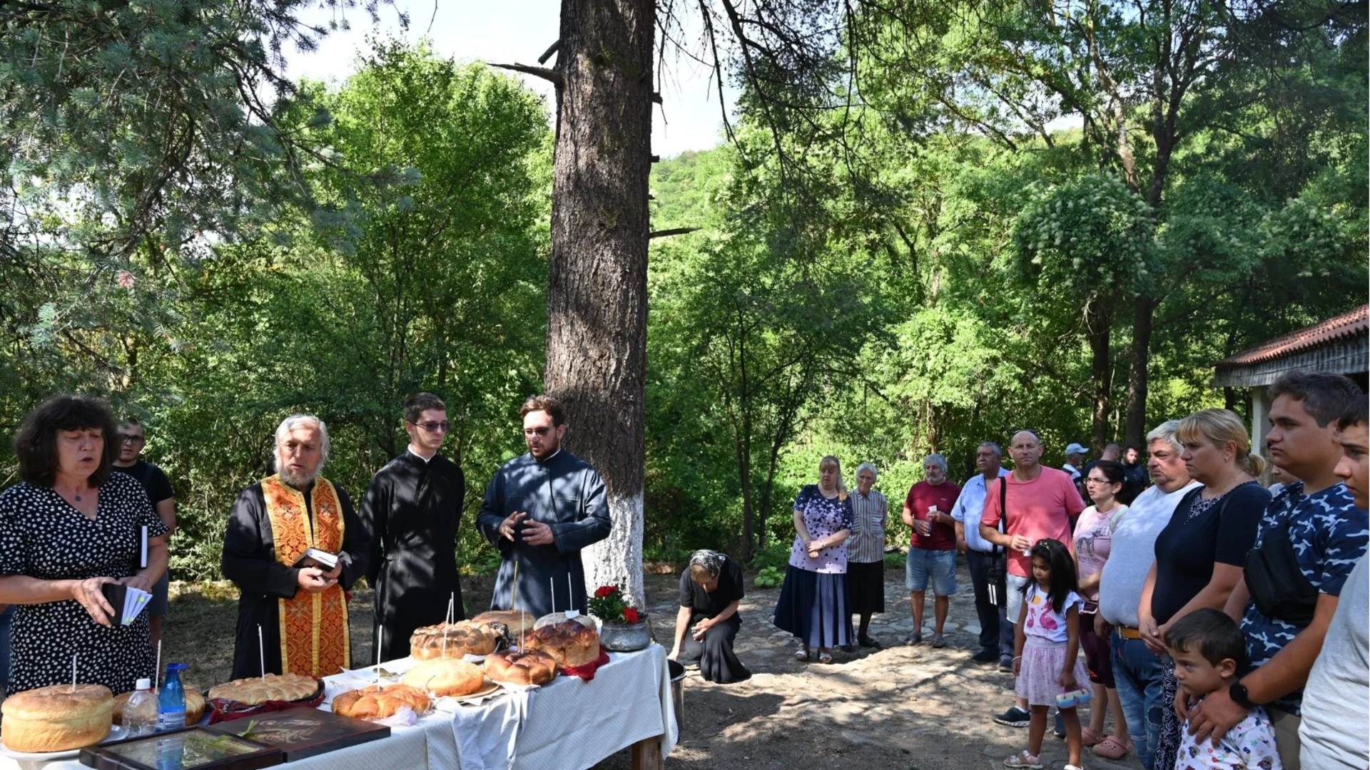 Село Елешница, община Елин Пелин, отбеляза тържествено Голяма Богородица