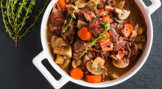 Ароматно свинско със зеленчуци на фурна: Вкусна и бърза вечеря