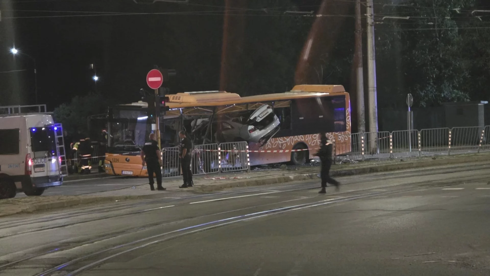 ВИДЕО показа момента, в който кола се вряза в автобус в София