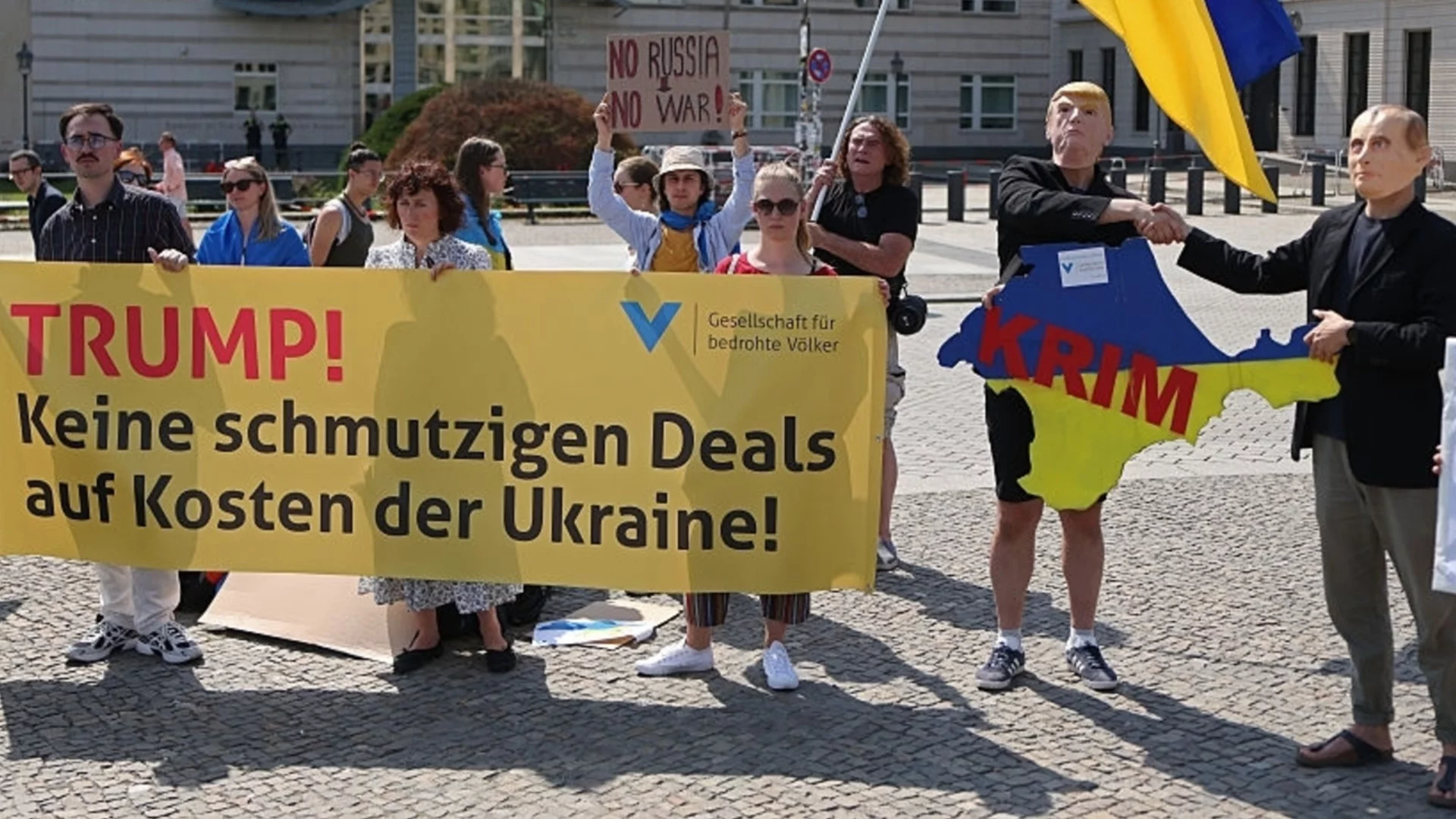 Протест срещу руската агресия и червен килим: Световните медии предават на живо от Аляска (ВИДЕО)