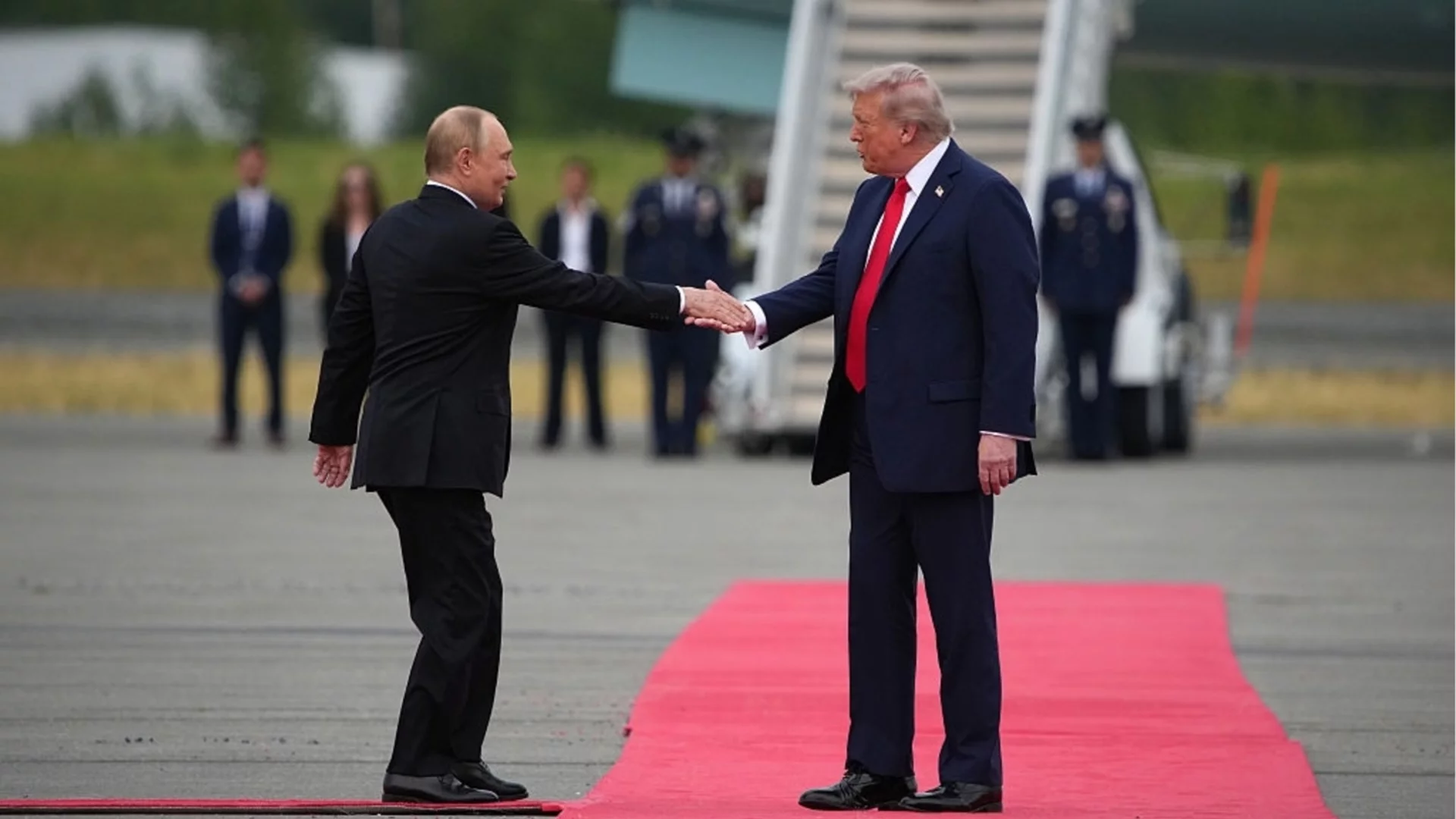 Езикът на тялото: Без да е казал и дума в Аляска, щастливият Путин спечели (ВИДЕО)