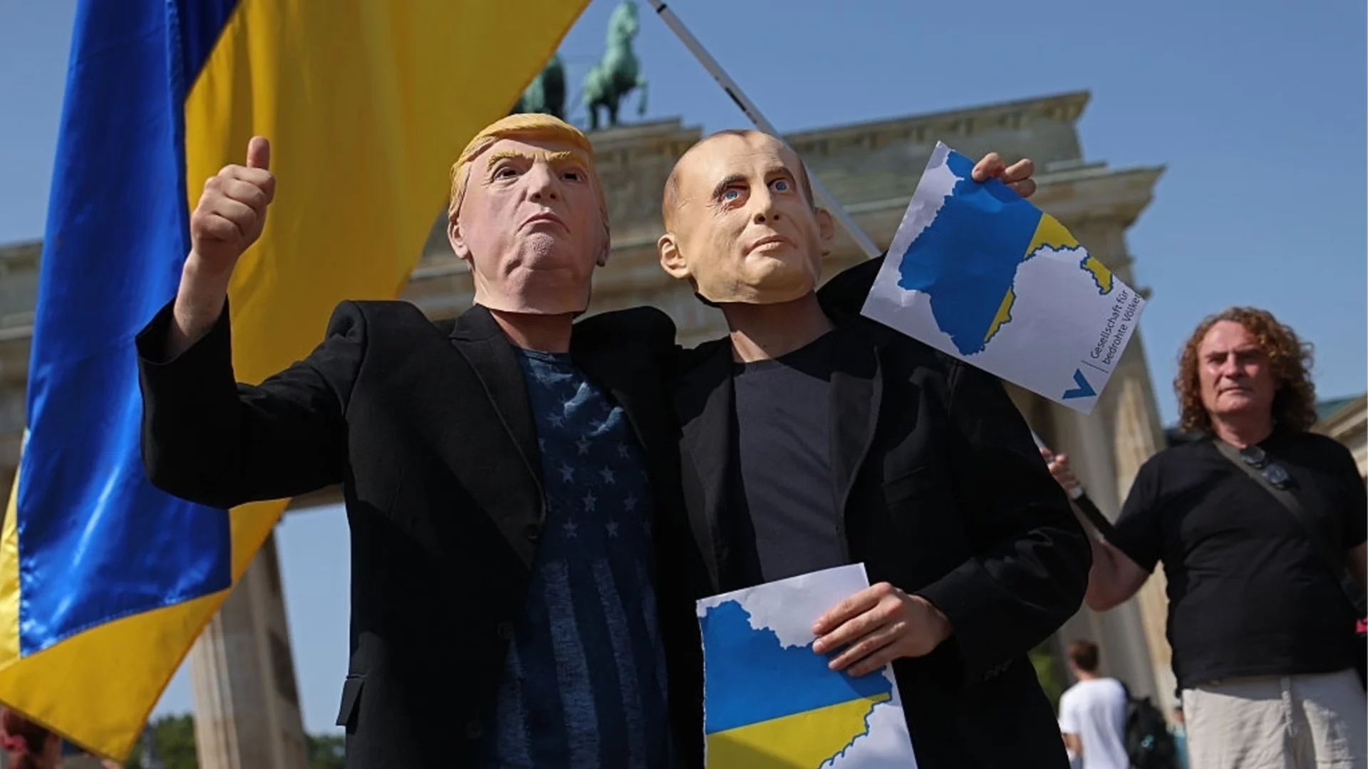 Украински знамена и враждебни послания вече чакат Путин в Аляска (ВИДЕО)
