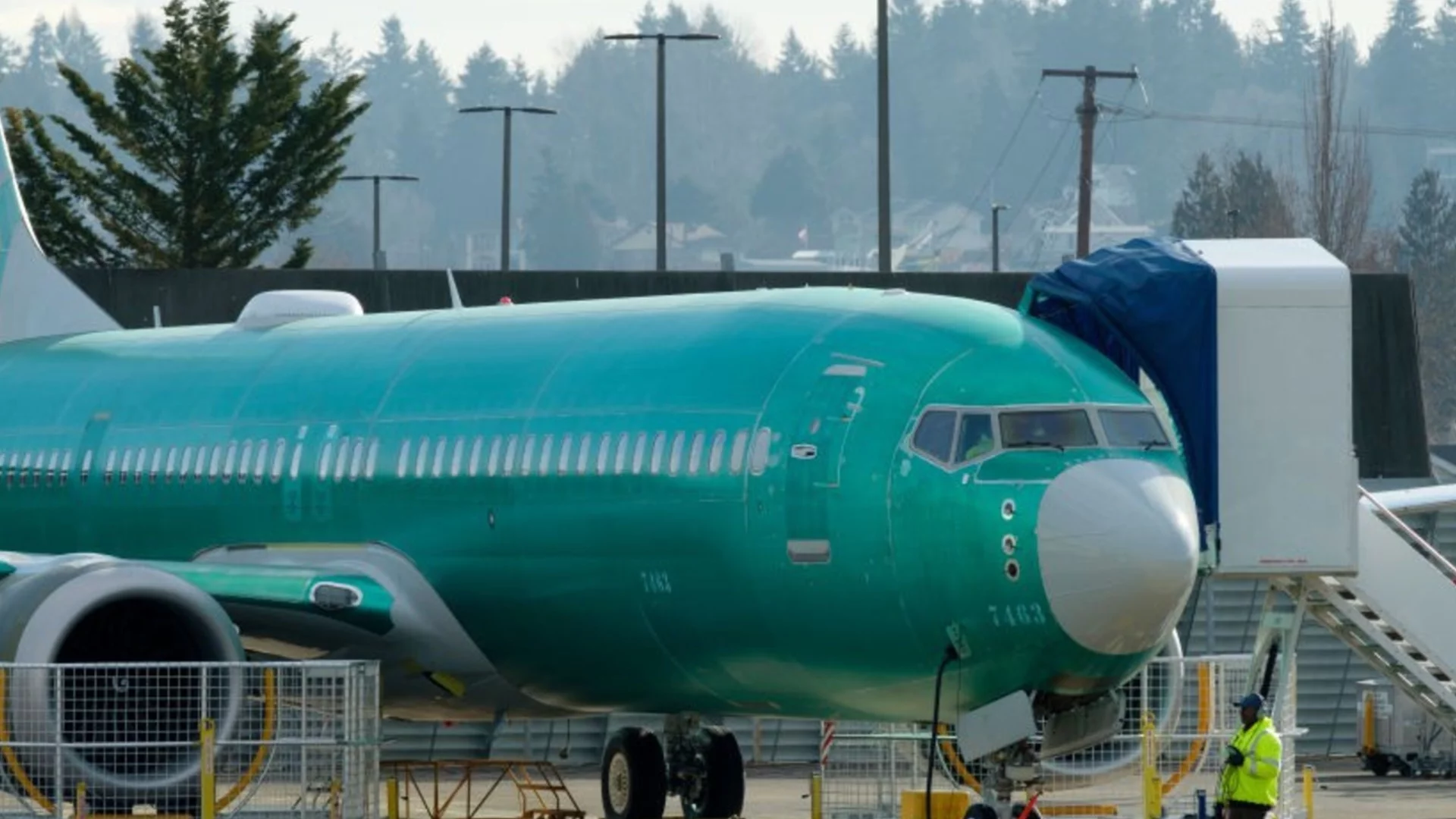 Чул се е оглушителен звук: Вижте как се запали двигателят на Boeing над Корфу (ВИДЕО)