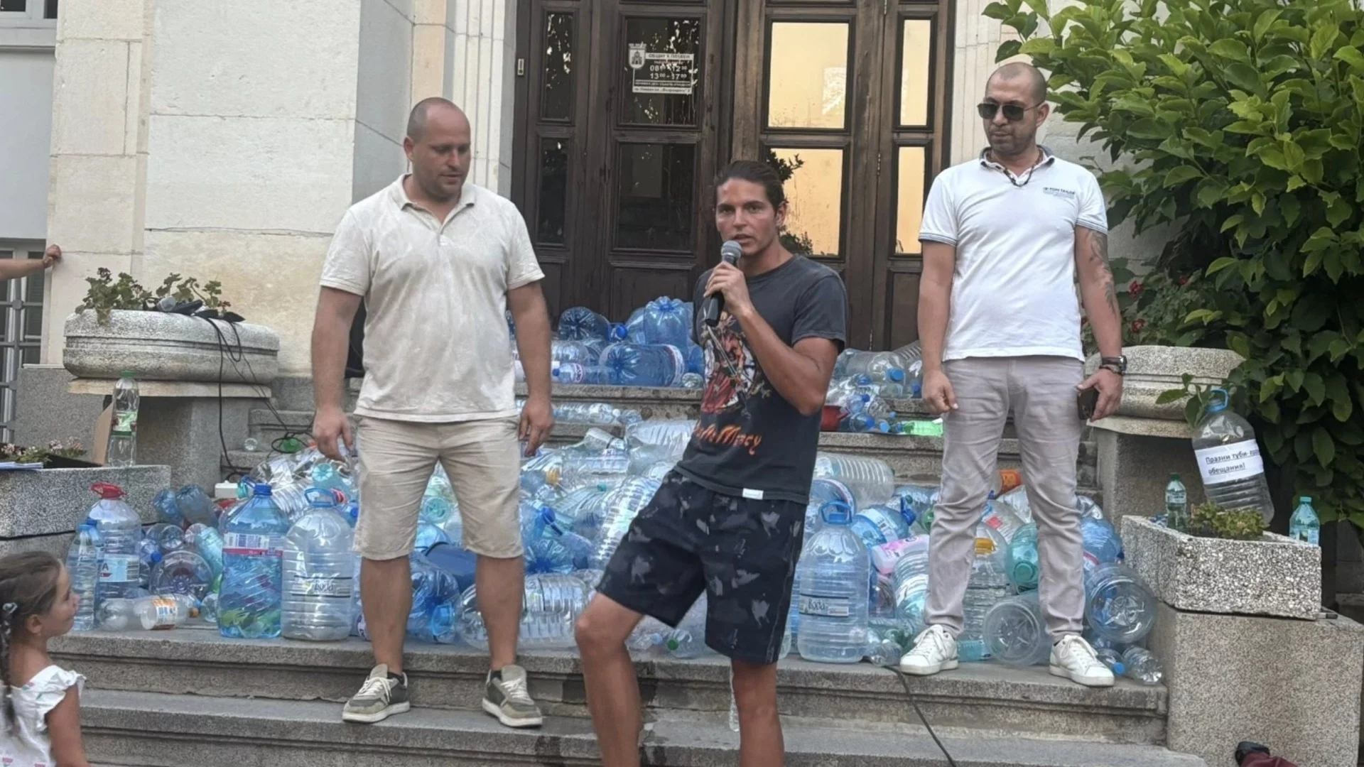 Заради безводието: Море от празни бутилки заля общината в Плевен (ВИДЕО)