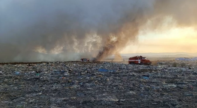 Пожар гори на сметището в пловдивско село