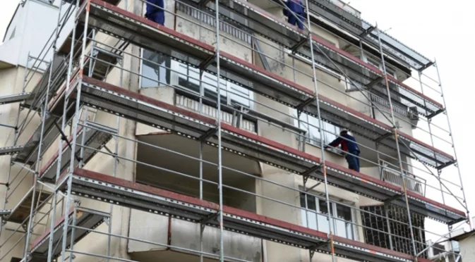 Мъж загина след падане от тераса без парапети в "блок на ужасите"