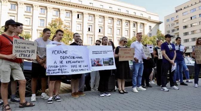 УНСС обяви новите високи такси за платено обучение от новата година