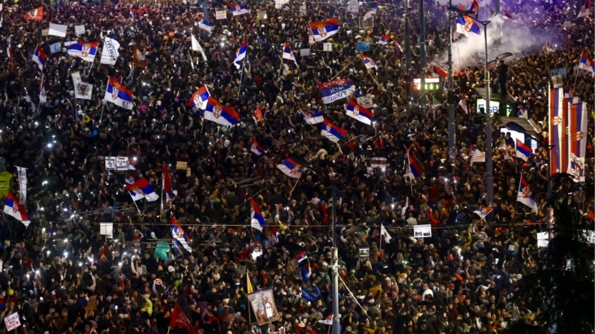 Протестите в Сърбия не спират: Атакуваха централата на управляващата партия в Белград (ВИДЕА)