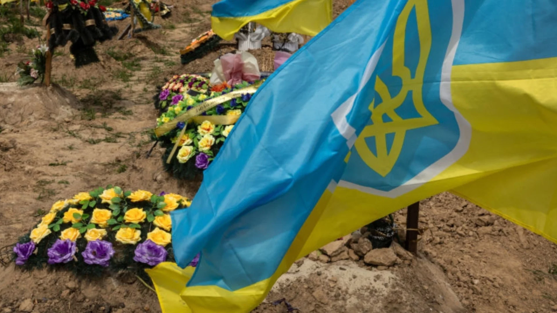 Сблъсък за знаме: Командирът на Руския доброволчески корпус си изпати на украинско погребение (ВИДЕО)