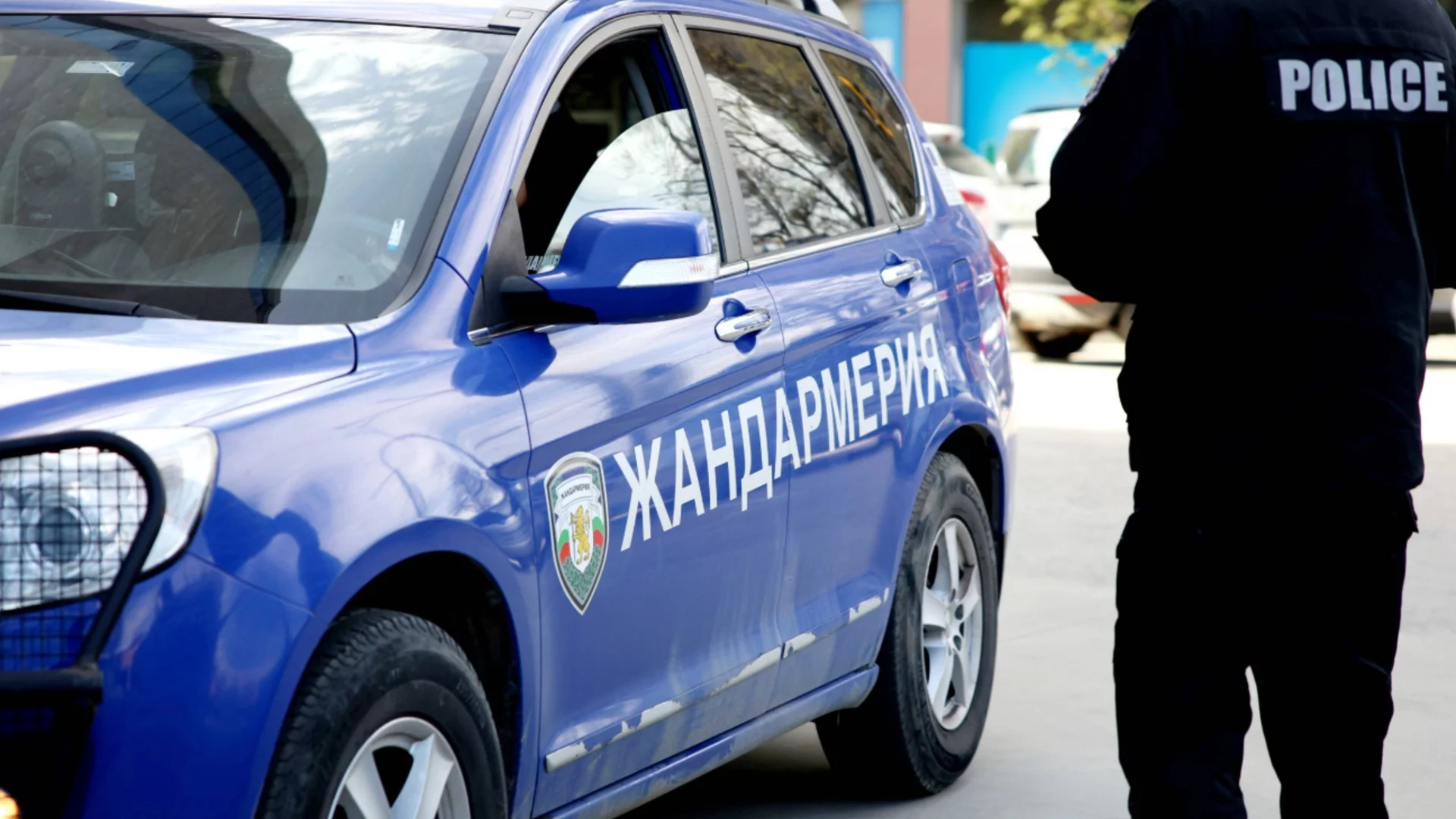 Пратиха жандармерия: Мъж разчиства двора си и нещо гръмна в ръката му