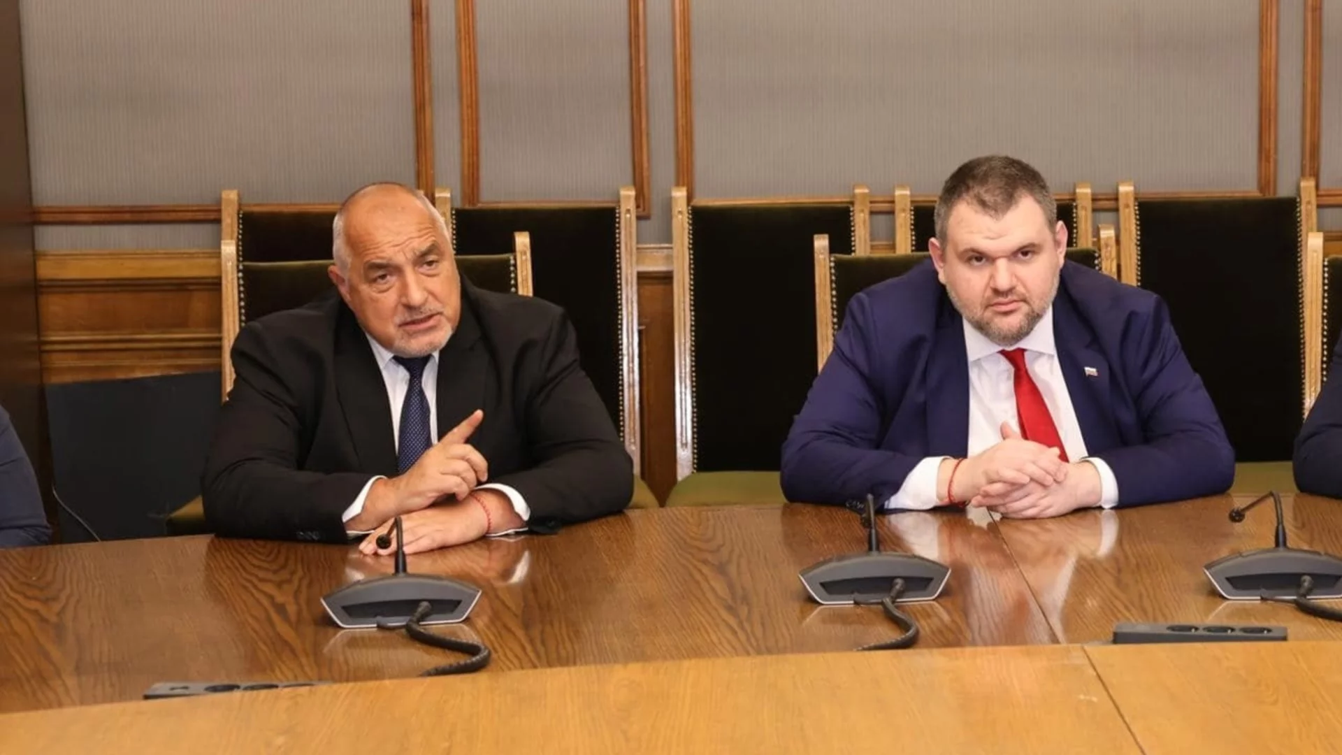 "Правителството е дестабилизирано и от грешките си, и от Борисов и Пеевски": Анализ и сценарии