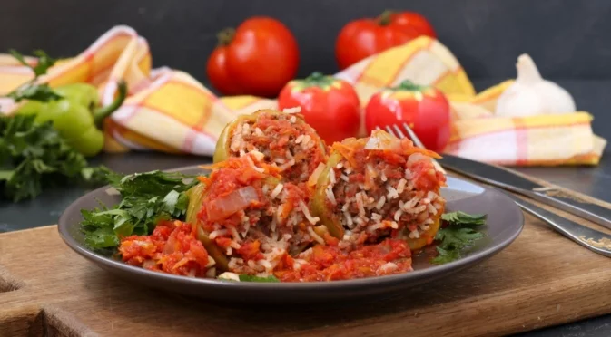 Как се приготвят пълнени чушки с ориз на фурна?