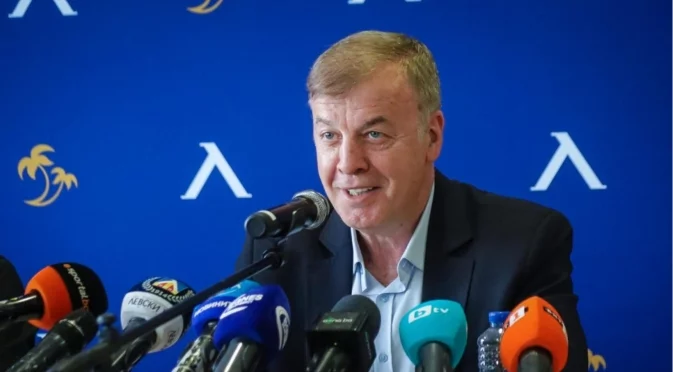 Наско Сираков надъхва играчите на Левски със 7-цифрена премия срещу АЗ Алкмаар!