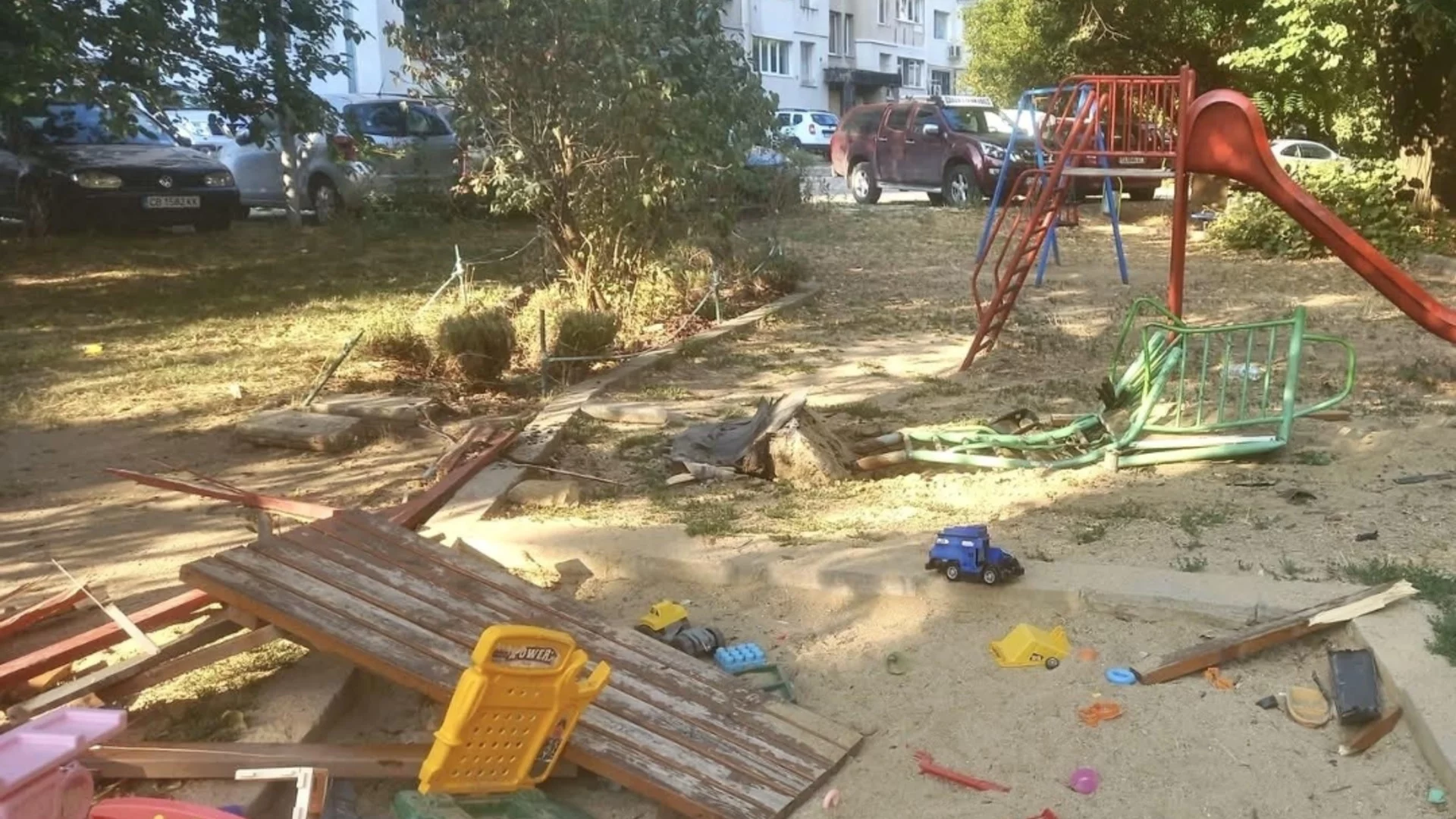 След преследване: Пиян шофьор се вряза в детска площадка в София (СНИМКИ)