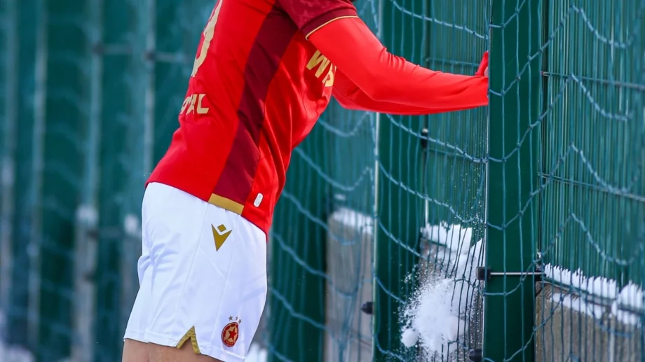 Опрян до стената: Взима огромна заплата и никой в ЦСКА не го иска