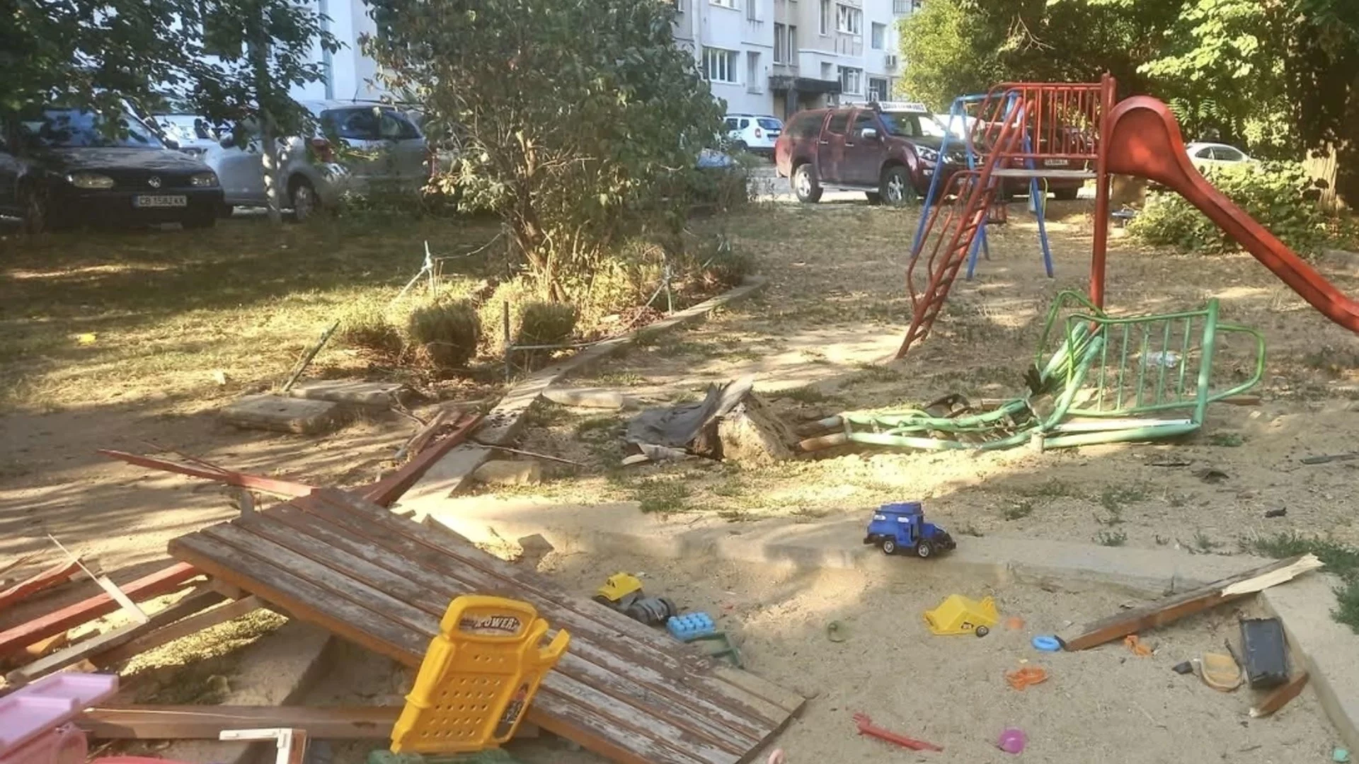 Мъжът, врязал се с кола в детска площадка в София, остава в ареста