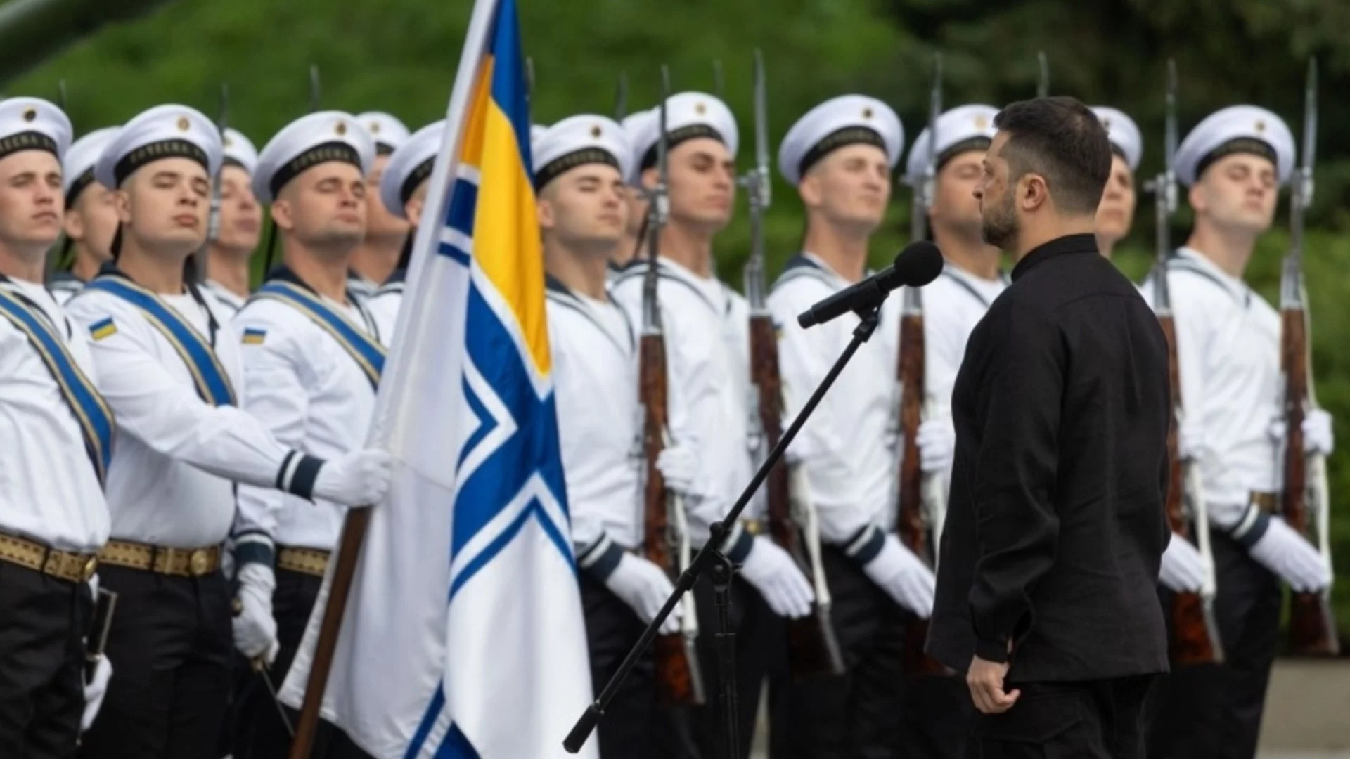 Украйна празнува Деня на националното знаме. Зеленски: Няма да дадем земите си на окупатора (ВИДЕО)