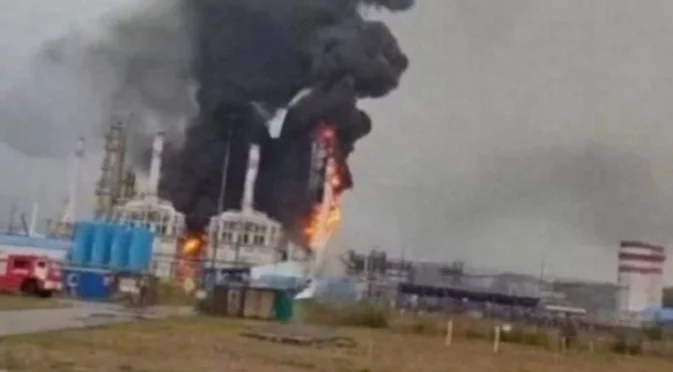 Украинските дронове в атака: Огромен терминал на "Газпром" гори. АЕЦ Курск сви мощността наполовина (ВИДЕО)
