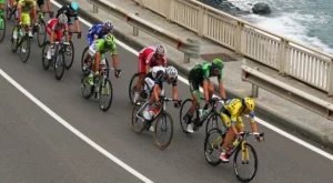 Трагедия на Вуелтата: 17-годишен колоездач загина (ВИДЕО)