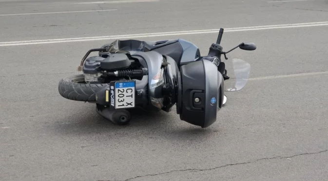 Моторист и лека кола се сблъскаха в Стара Загора