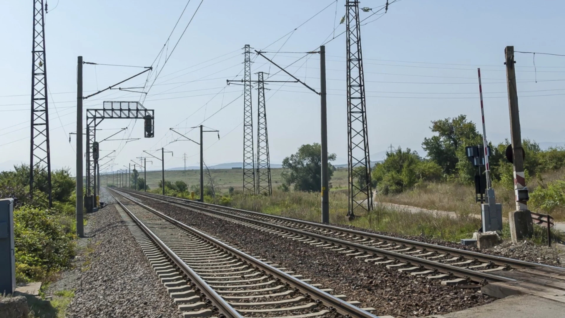 Влак отнесе кола на неохраняем жп прелез