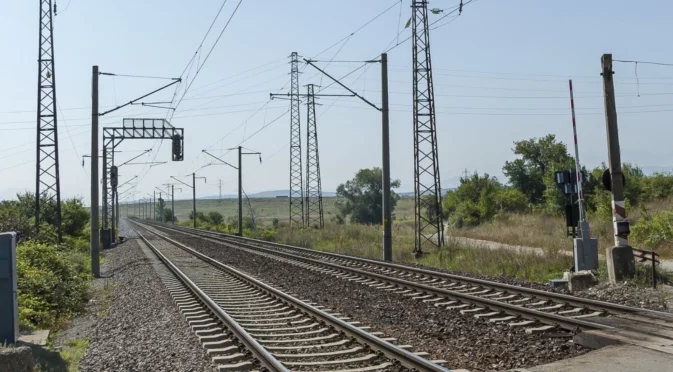 Влак отнесе кола на неохраняем жп прелез