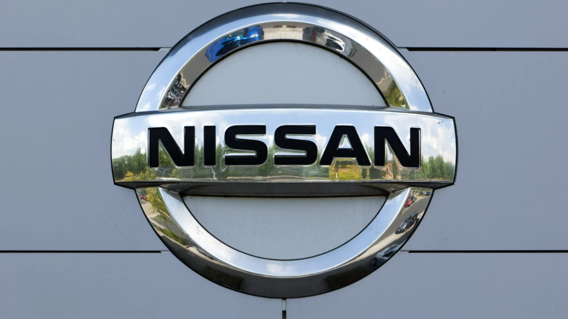 Акциите на Nissan се сринаха след решението на Mercedes-Benz да продаде своя дял