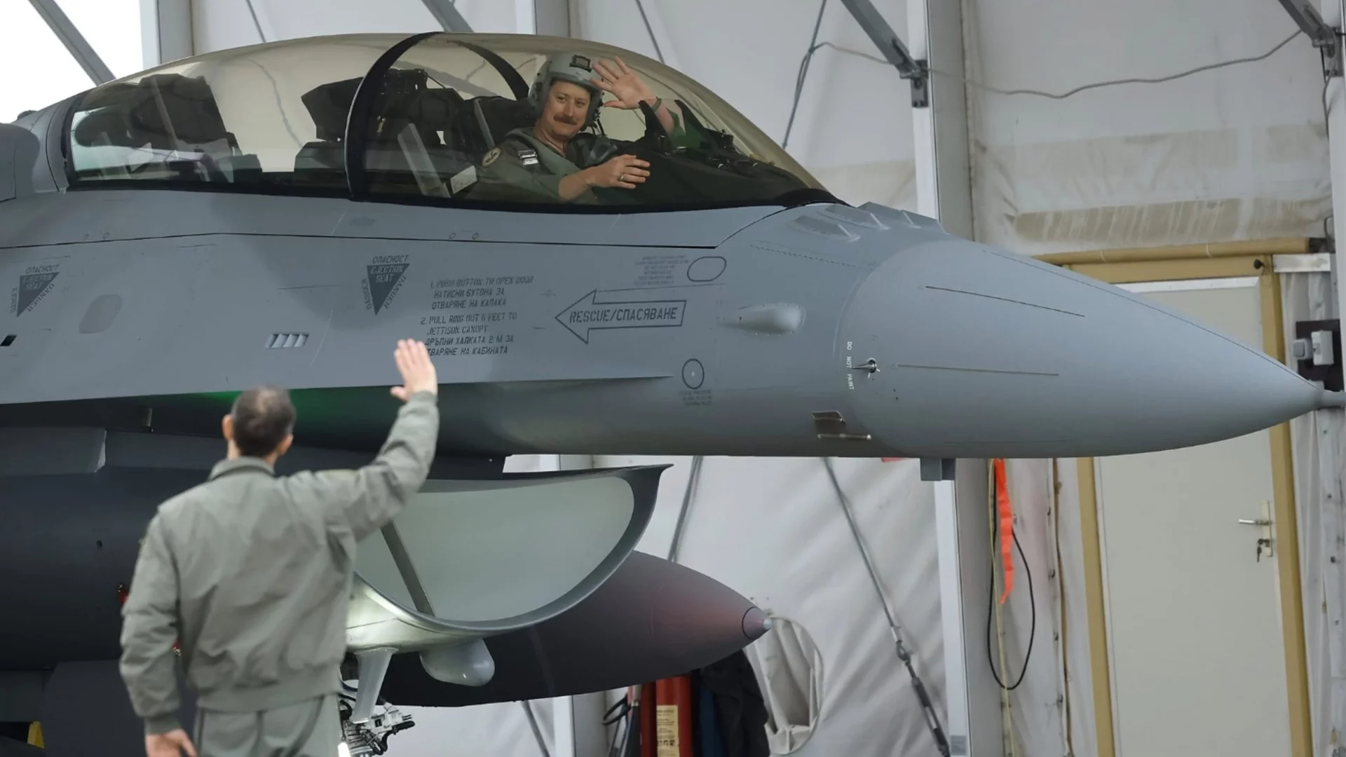 Правителството промени договора за ракети за F-16, без да се оскъпяват изтребителите
