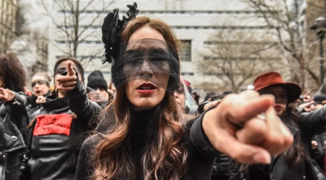 Нова вълна от обвинения по #metoo в Турция срещу известни режисьори и фотографи