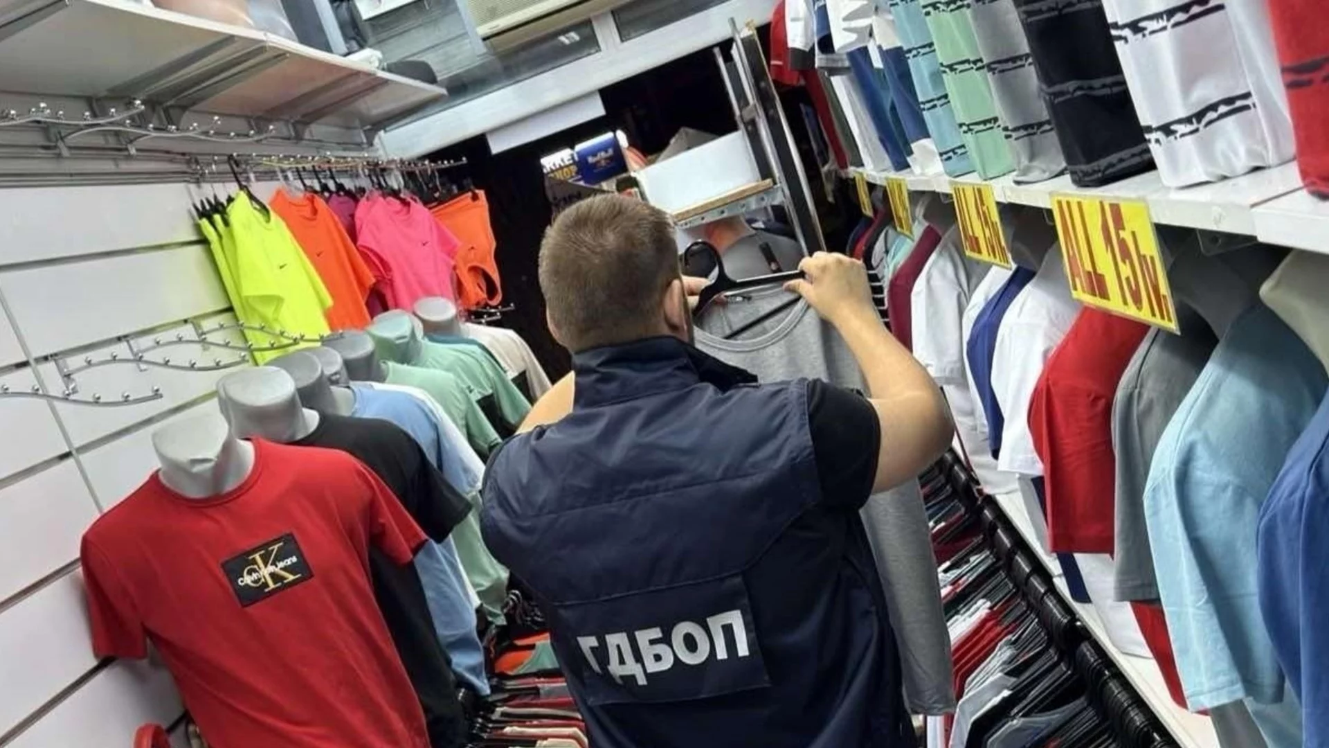 Иззеха дрехи с логата на световни марки, проверяват дали са менте (СНИМКИ)