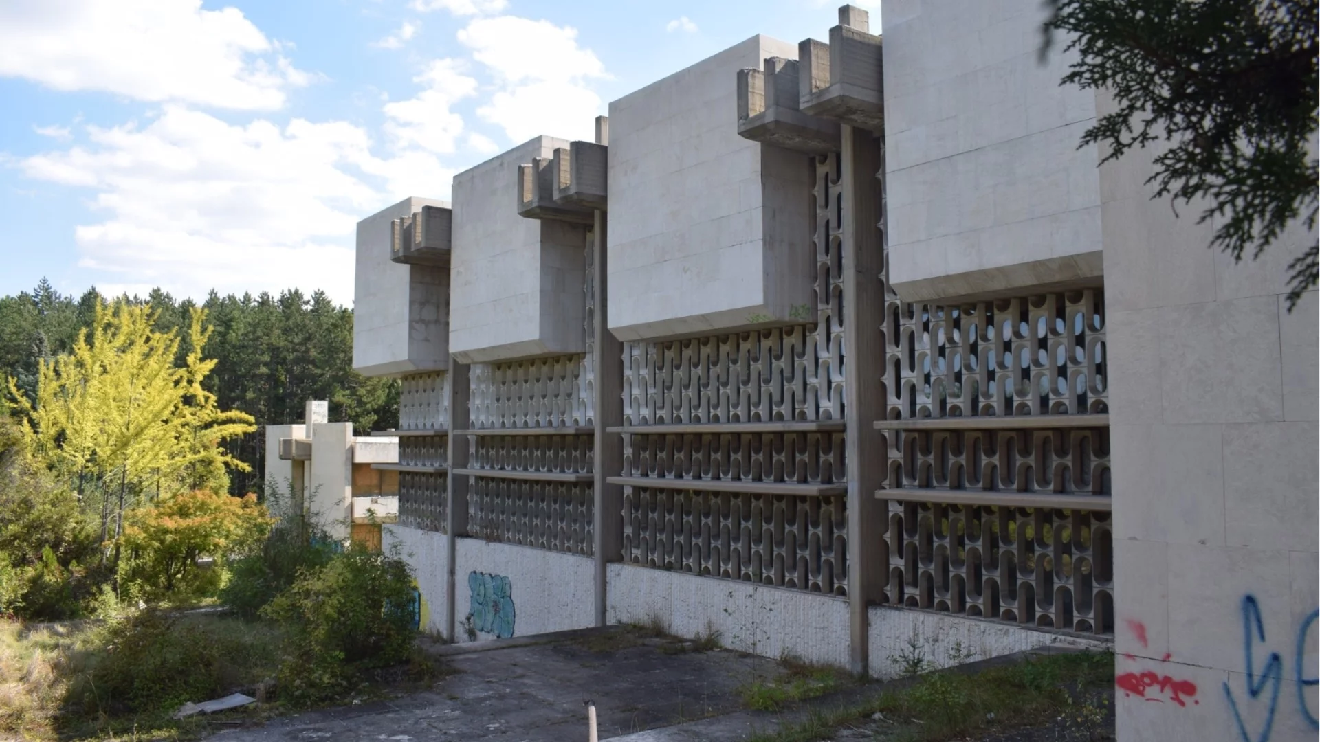 Разруха или спасение? Държавата продава и резиденцията на Тодор Живков в "Банкя" (СНИМКИ)