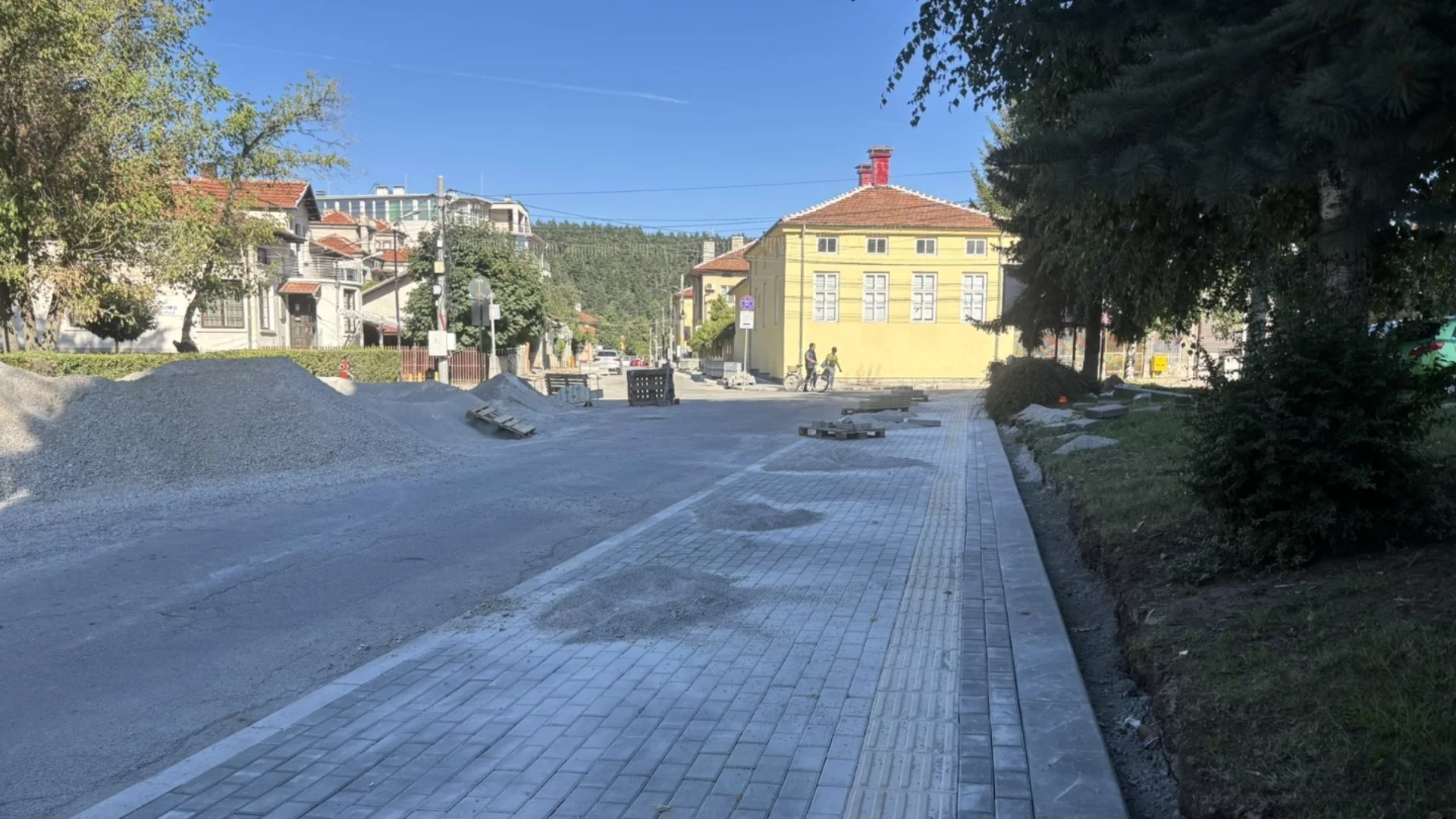 Обновяват тротоари и пешеходни пространства в община Самоков