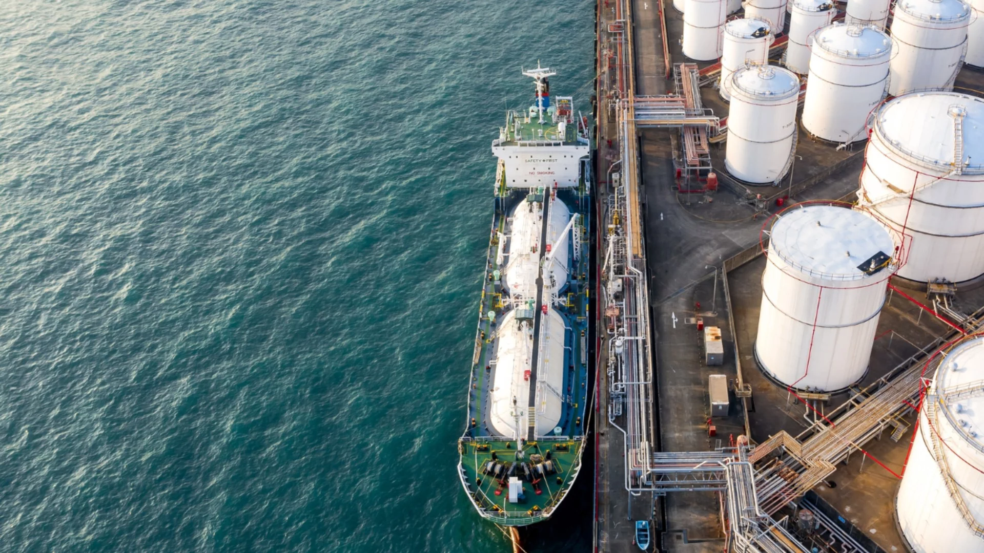 Тонове нефт се изляха в Черно море: Аварийна ситуация с турски кораб край Новоросийск