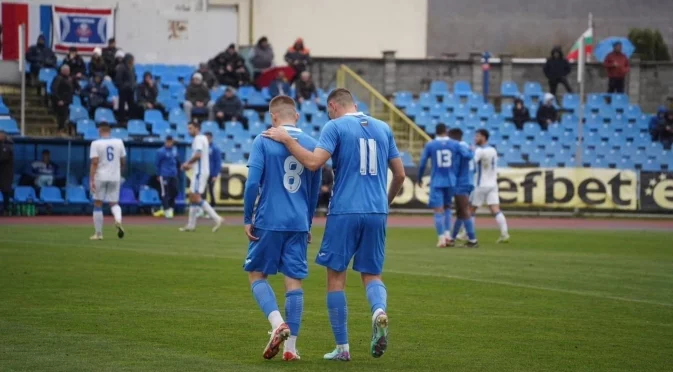 Нокаутиран съдия, два червени картона и победа от дузпа в битката на новаците в Първа лига