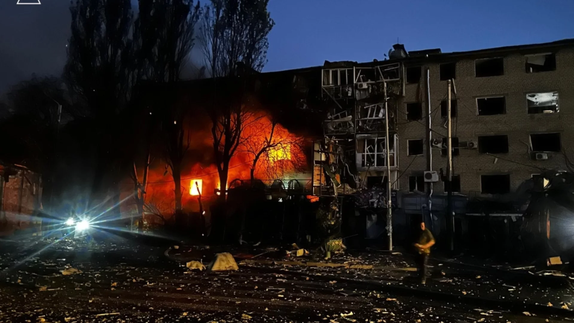 Дронове и ракети се сипят: В Украйна горят жилищни блокове, в Русия – рафинерии (ВИДЕО)