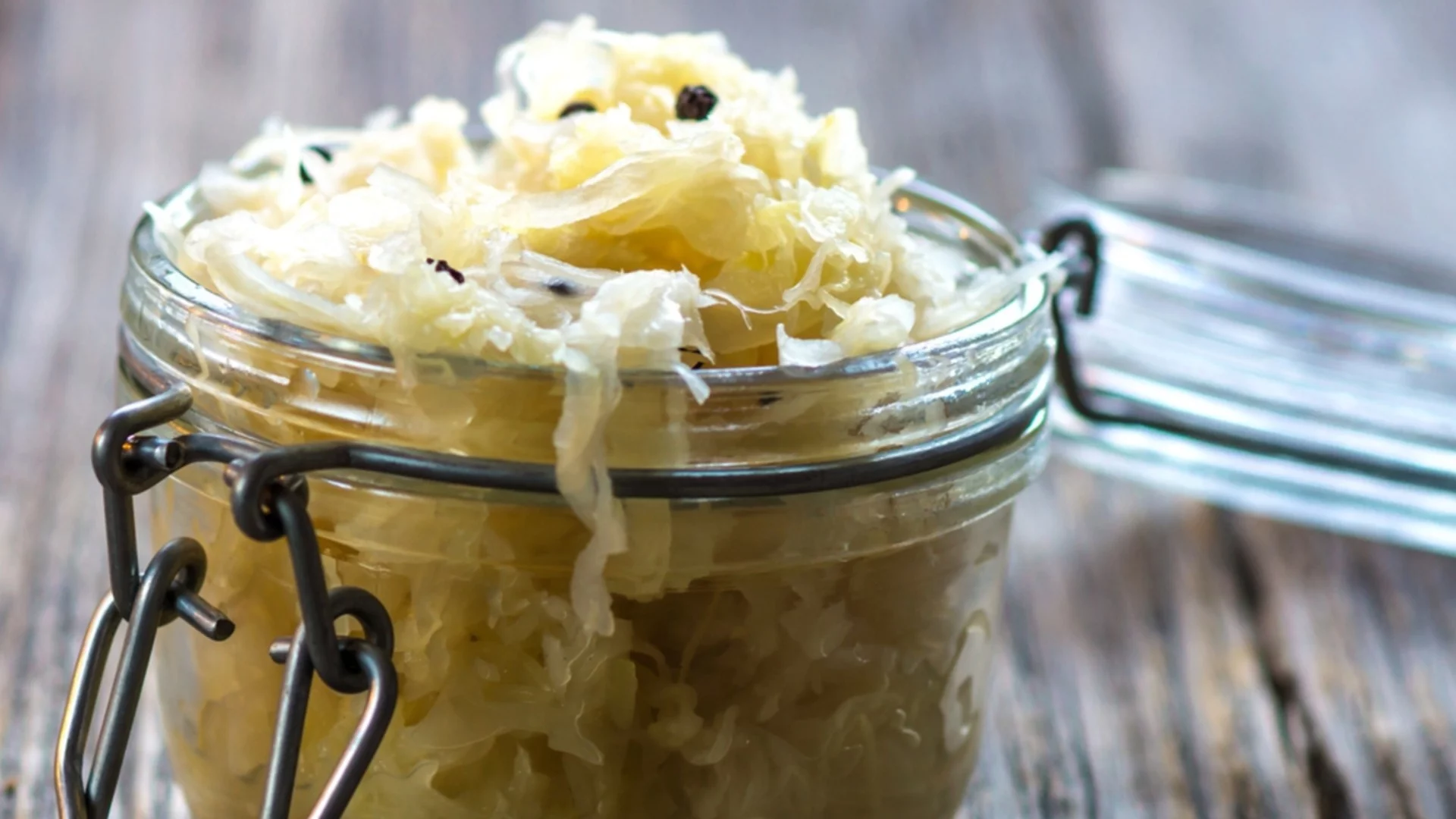 Вкусно кисело зеле само за 3 дни: Не е нужно да чакате зимата, може да го приготвите още сега