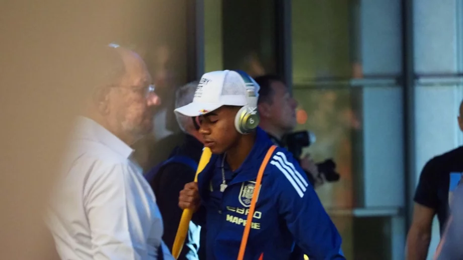 Ямал отсвири стотици българи пред хотела - феновете му отвърнаха по "нашенски" (ВИДЕО)