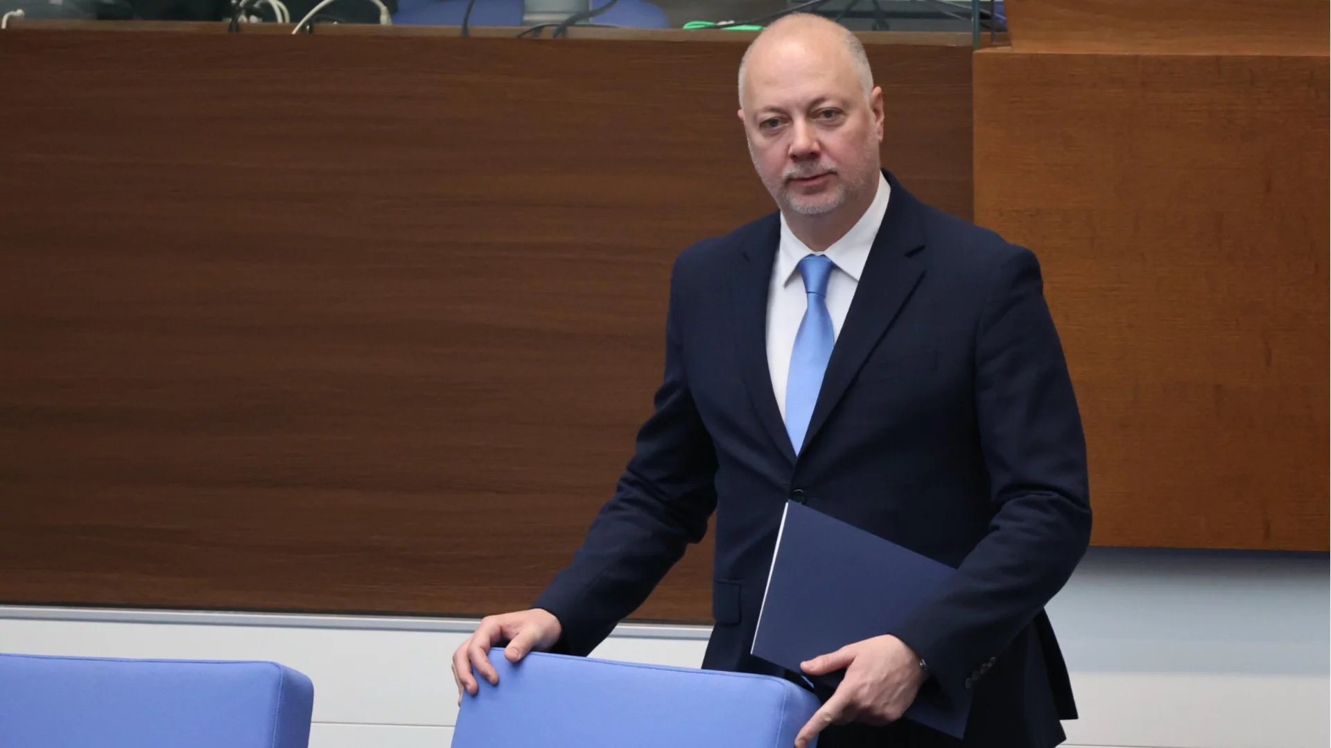Депутатите изслушват Желязков за сагата със самолета на Урсула фон дер Лайен