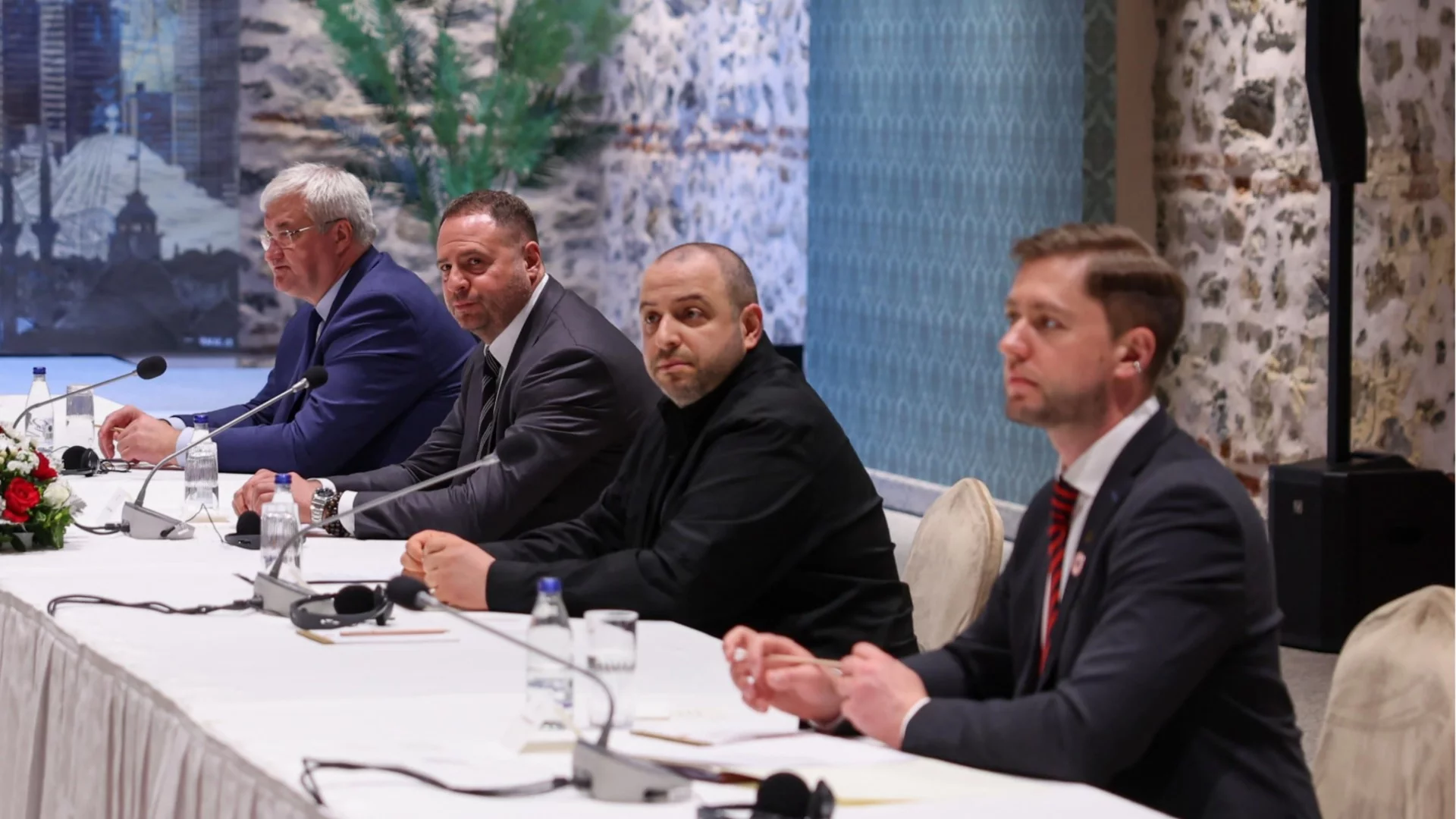 "Играе си с всички, като прави неприемливи предложения": Украйна реагира на поканата на Путин към Зеленски