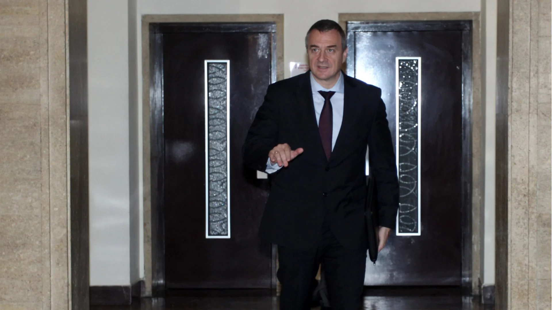 Шефът на ДАНС да бъде отстранен заради самолета на Фон дер Лайен: МВР министърът на Орешарски коментира